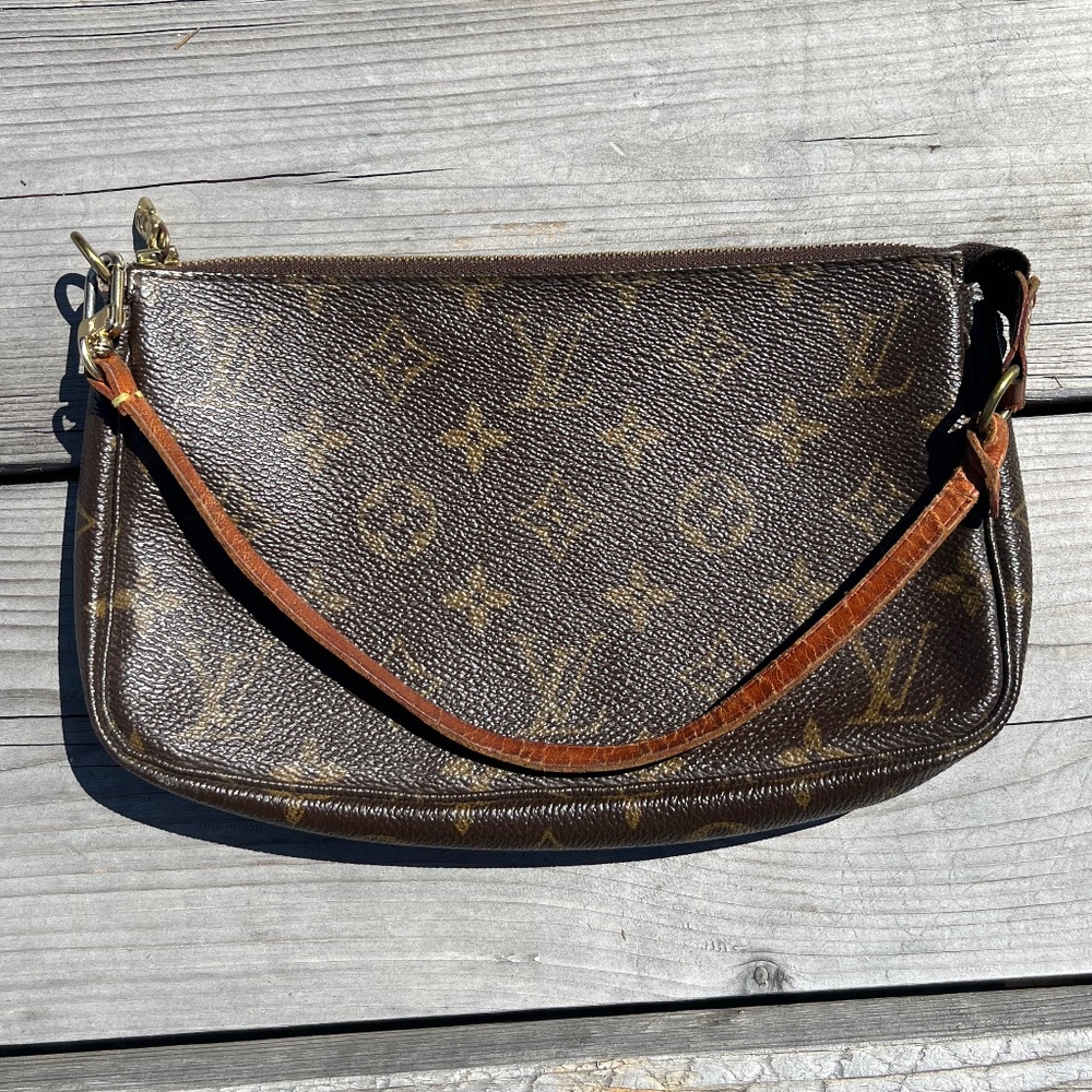 Louis Vuitton monogram pochette - good condition